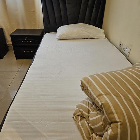 Paradiso Backpackers Nest アブダビ エクステリア 写真